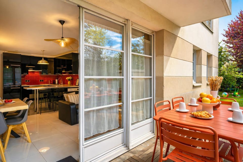 Patio, Day, Garden, View (from property/room), Balcony/Terrace, Kitchen or kitchenette, Living room, Food and drinks, Seating area, Dining area, Food, Garden view