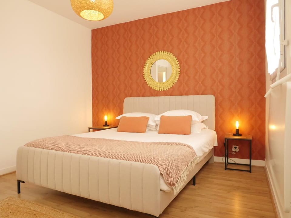 Photo of the whole room, Bedroom