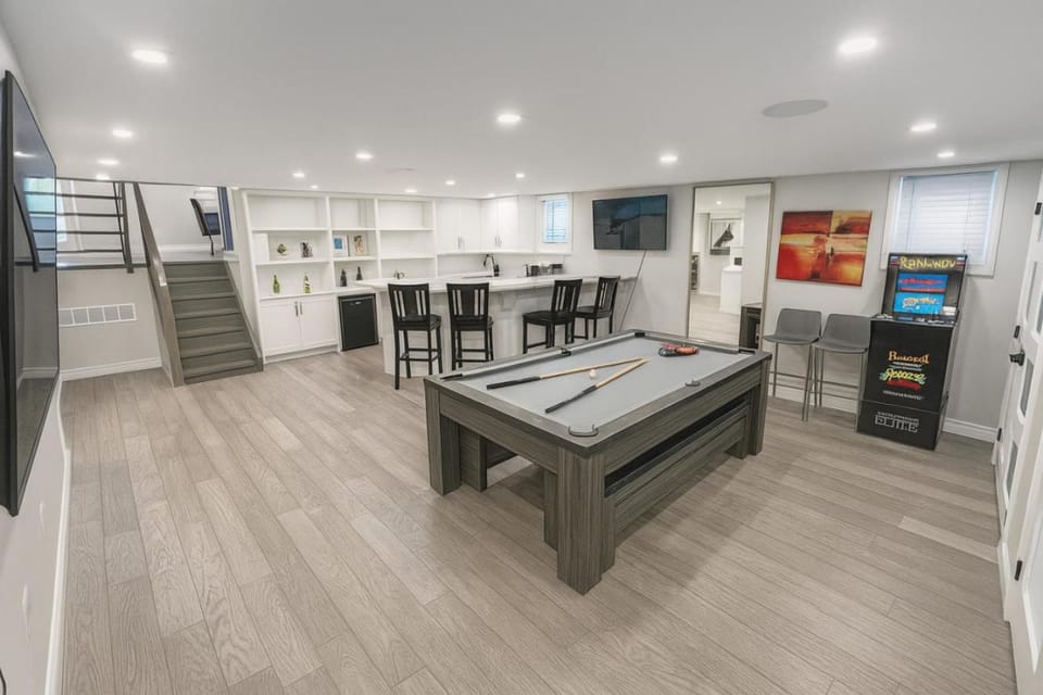 Luxe Home Near Limeridge - Sleeps 11 - Pool Apartment in Hamilton
