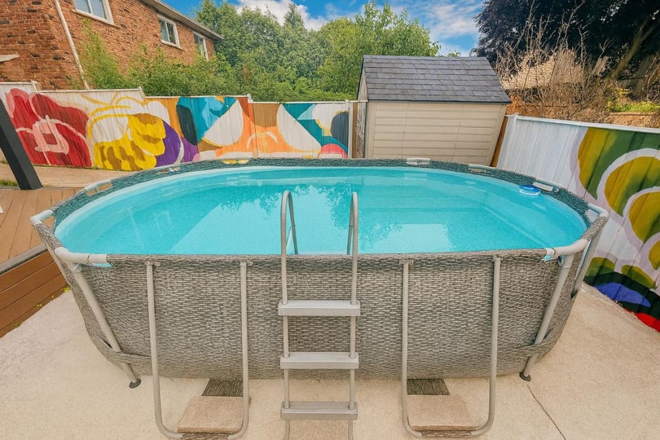 Luxe Home Near Limeridge - Sleeps 11 - Pool Apartment in Hamilton