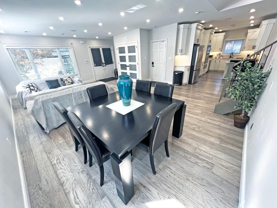 Kitchen or kitchenette, Living room, Seating area, Dining area, oven, pet friendly