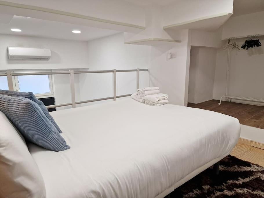 Bed, Photo of the whole room, Bedroom, air conditioner