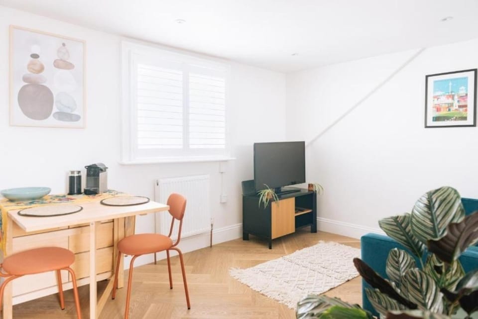 Sleek 1BD Flat 5 Mins from City Centre - Brighton Apartment in Hove