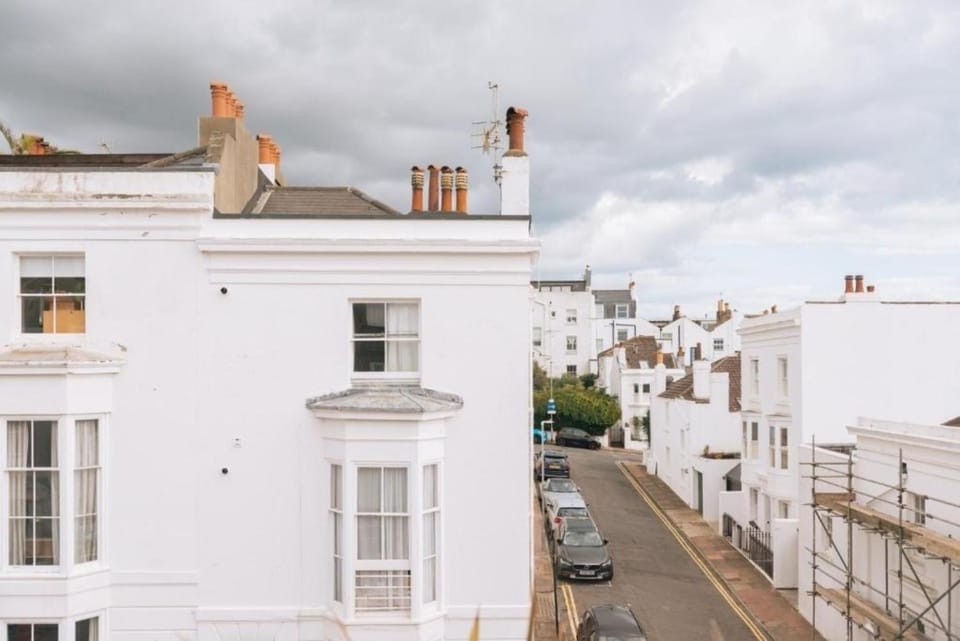 Sleek 1BD Flat 5 Mins from City Centre - Brighton Apartment in Hove