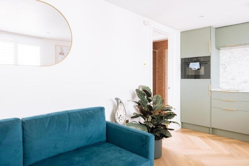 Sleek 1BD Flat 5 Mins from City Centre - Brighton Apartment in Hove