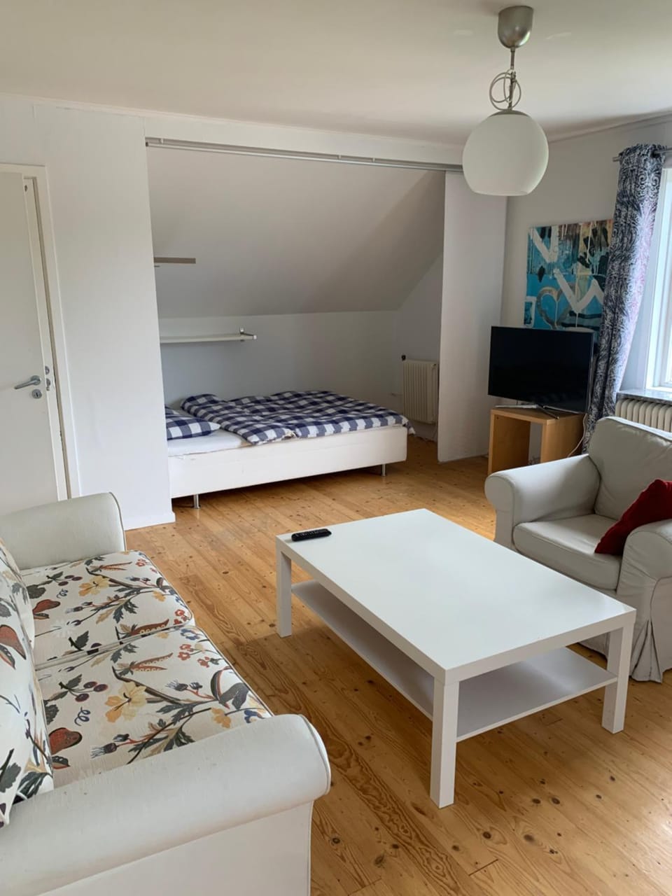 Bed, Living room