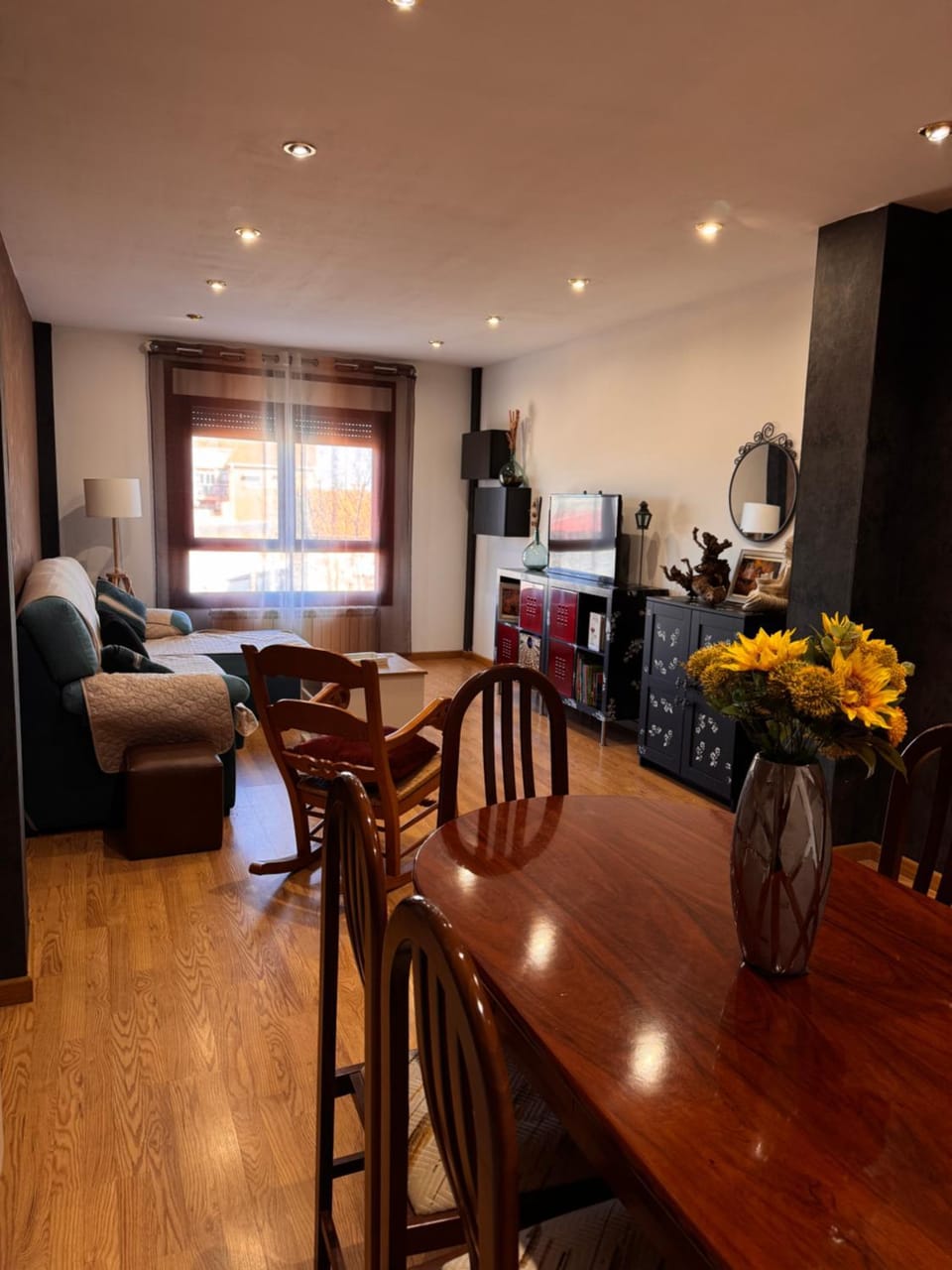Lounge or bar, Seating area, Dining area