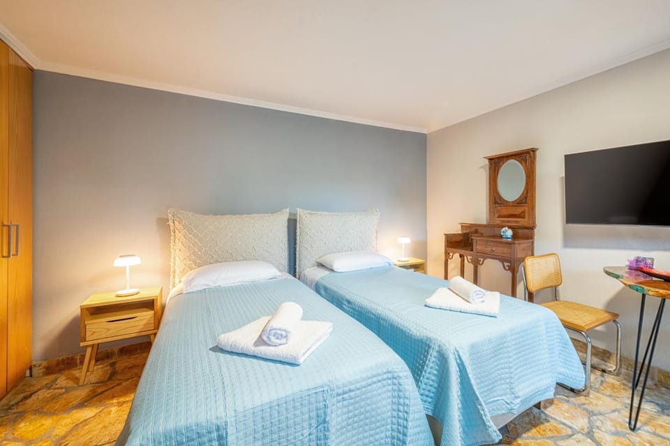 Bed, TV and multimedia, Bedroom