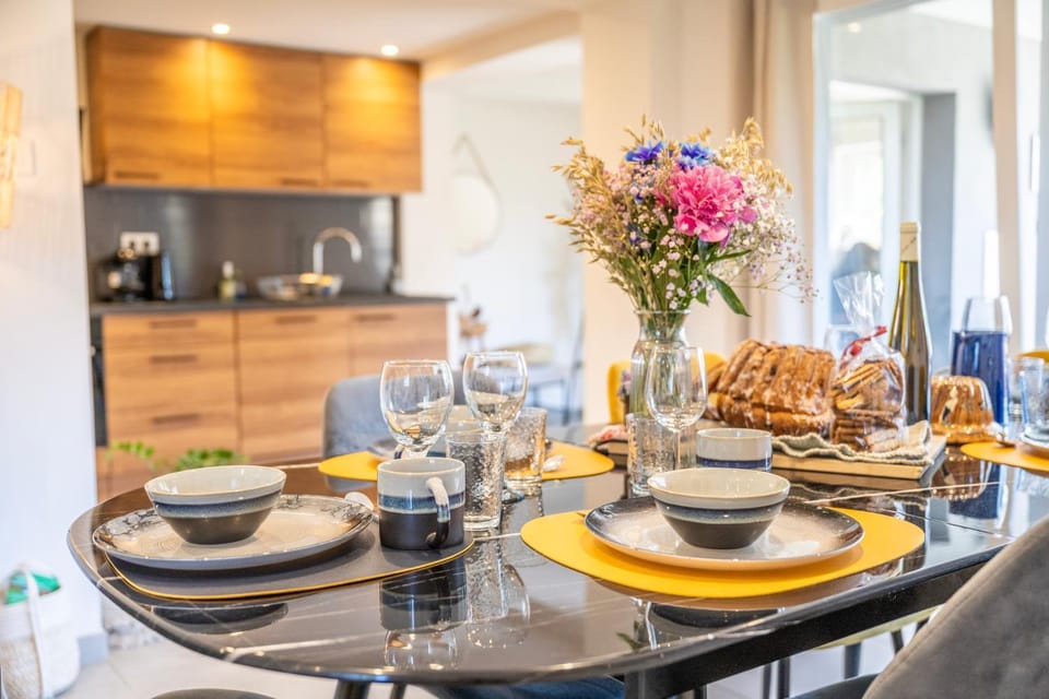Kitchen or kitchenette, Dining area