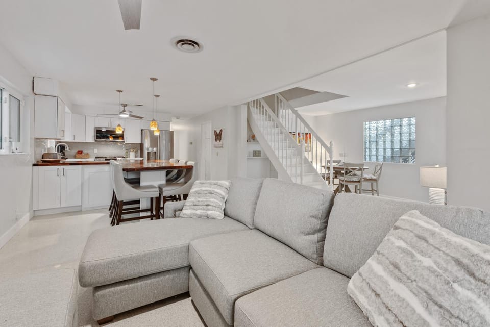 Siesta Key Oasis w/ Outdoor Pool + Screened Lanai! House in Siesta Beach