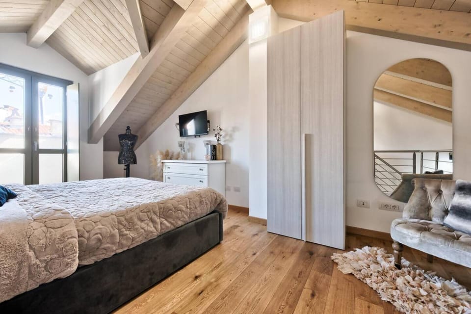 Bed, TV and multimedia, Bedroom