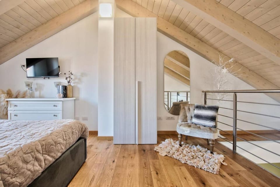 Bed, TV and multimedia, Photo of the whole room, Seating area, Evening entertainment, Bedroom, wardrobe