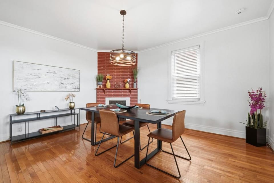 Bright & Clean 2BR Near Downtown Porch Parking House in Pittsburgh