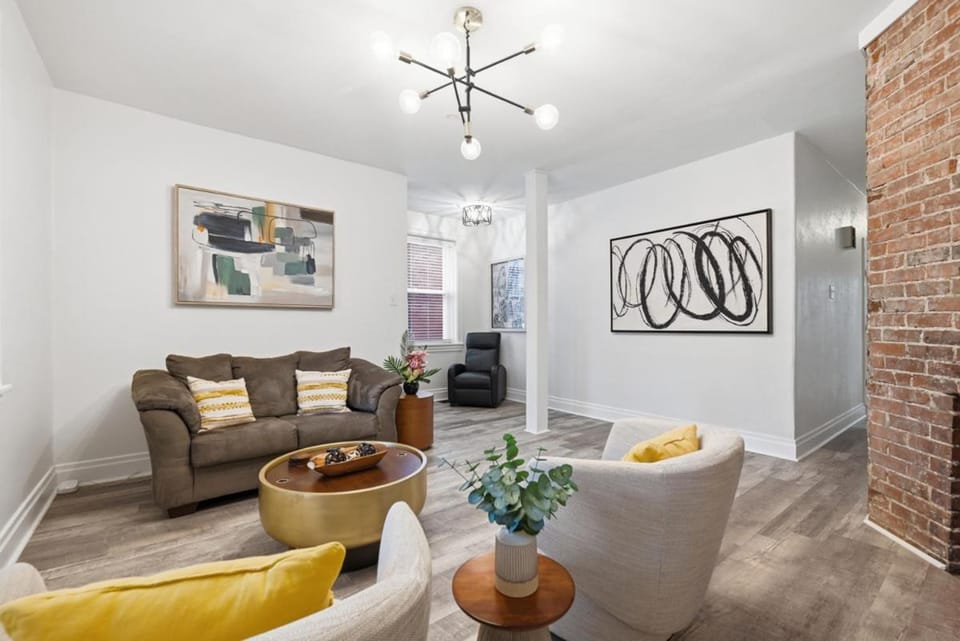 Bright & Clean 2BR Near Downtown Porch Parking House in Pittsburgh