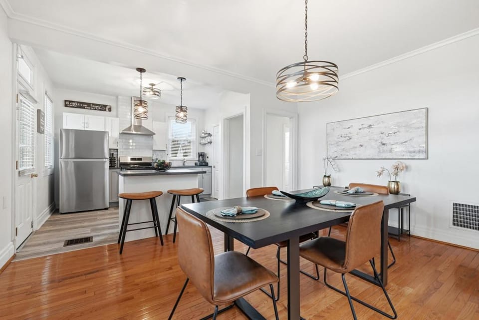 Bright & Clean 2BR Near Downtown Porch Parking House in Pittsburgh