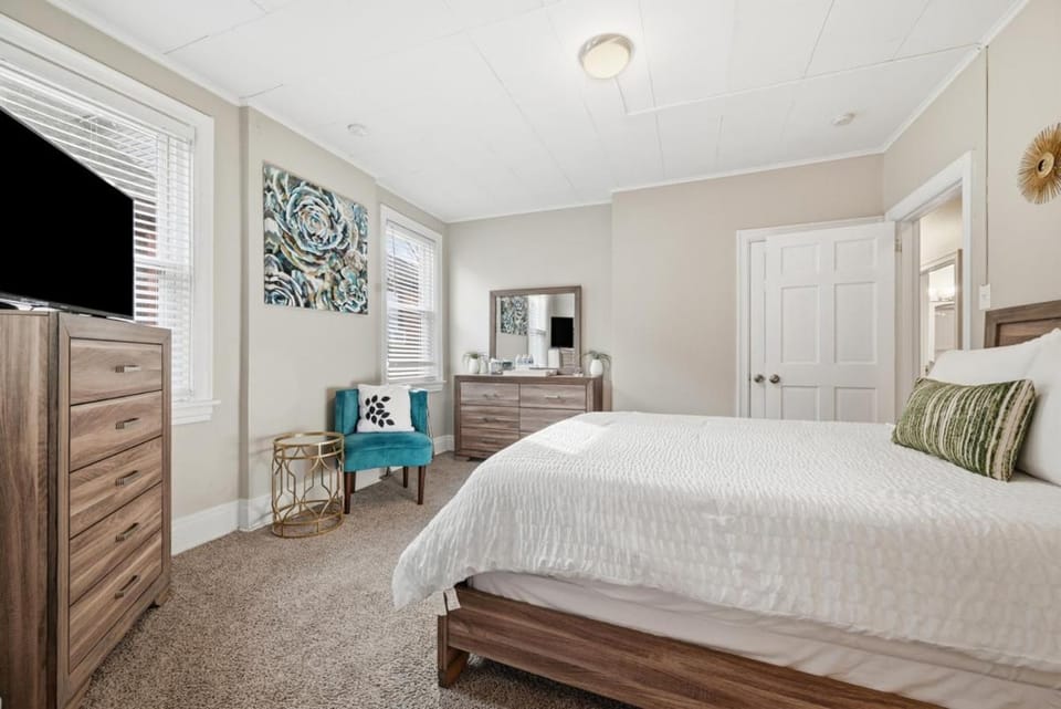 Spacious & Clean 3BR 2 Balconies Parking House in Pittsburgh