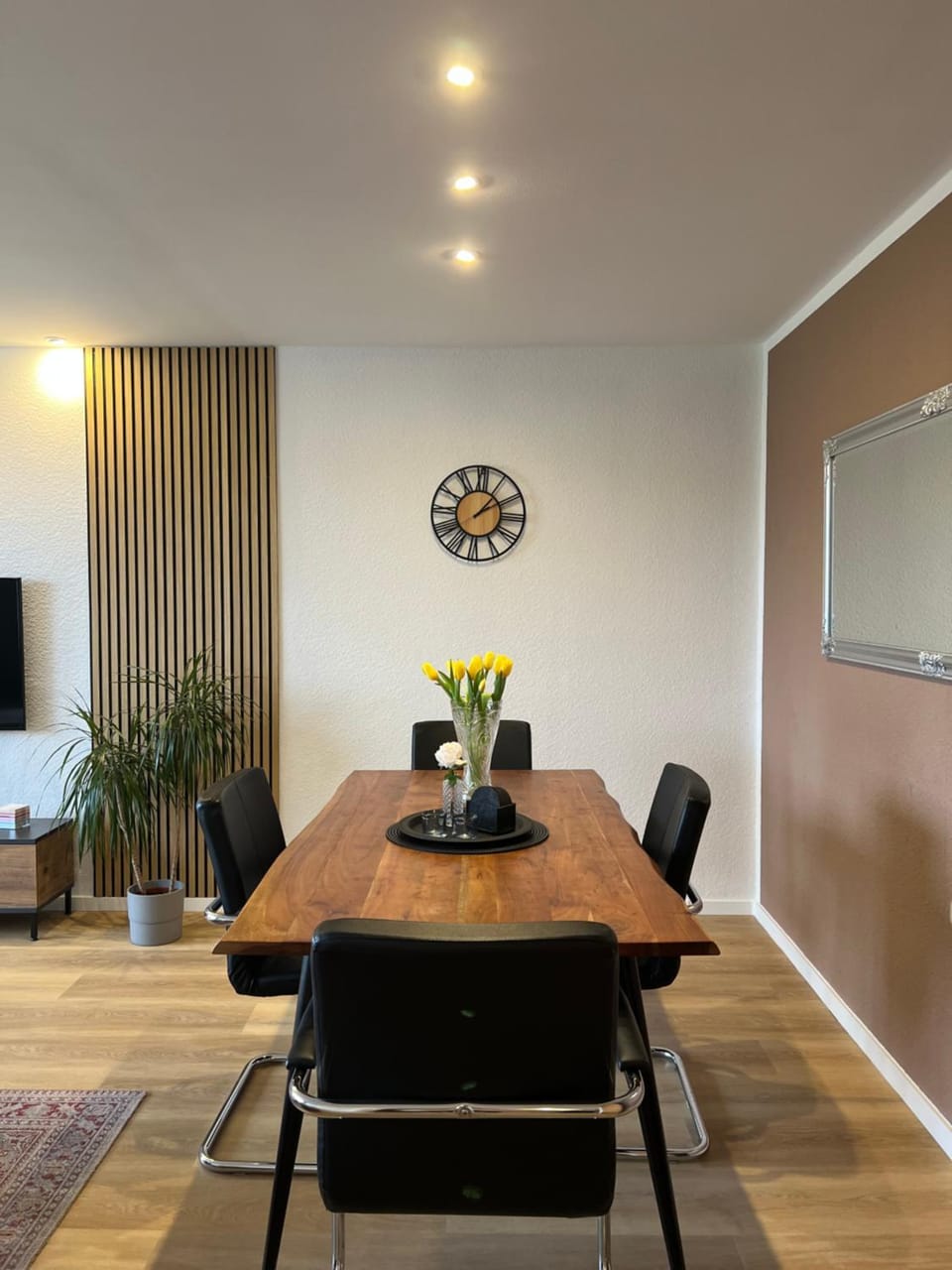 TV and multimedia, Living room, Seating area, Dining area