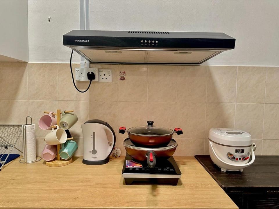 Kitchen or kitchenette, minibar