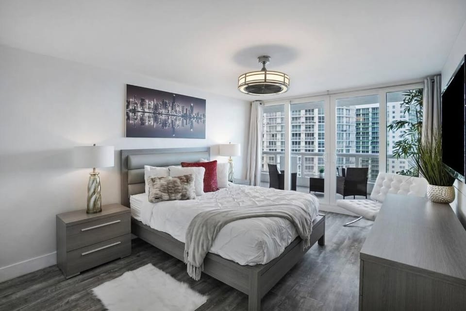 Bed, TV and multimedia, Balcony/Terrace, Photo of the whole room, Bedroom, Sea view, wardrobe