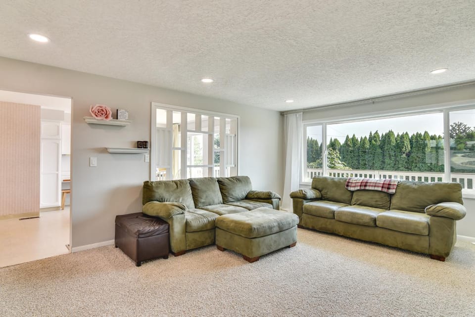 Serene Forest Grove Home with Deck and Stunning Views! House in Forest Grove