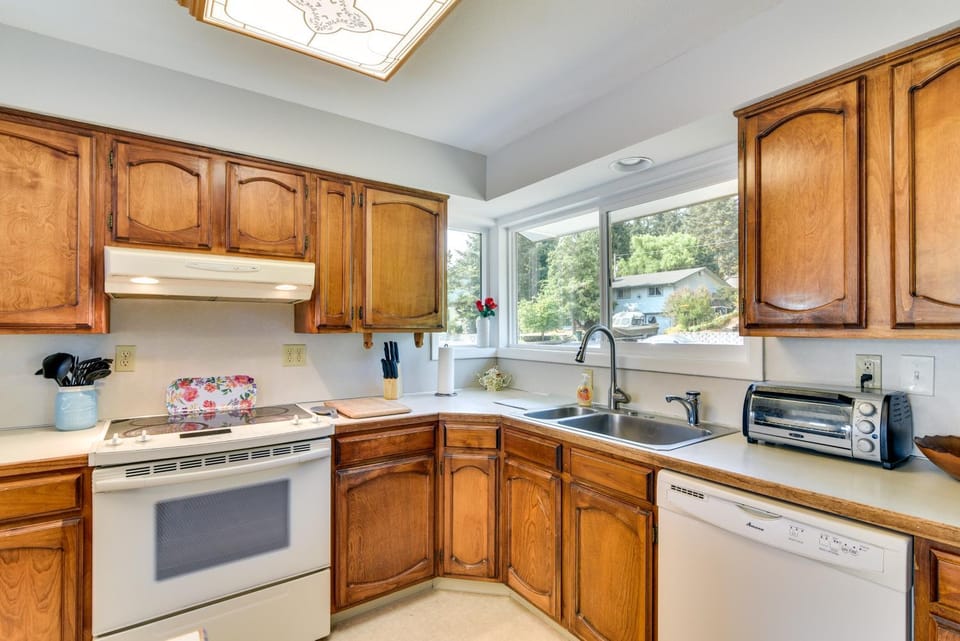 Serene Forest Grove Home with Deck and Stunning Views! House in Forest Grove