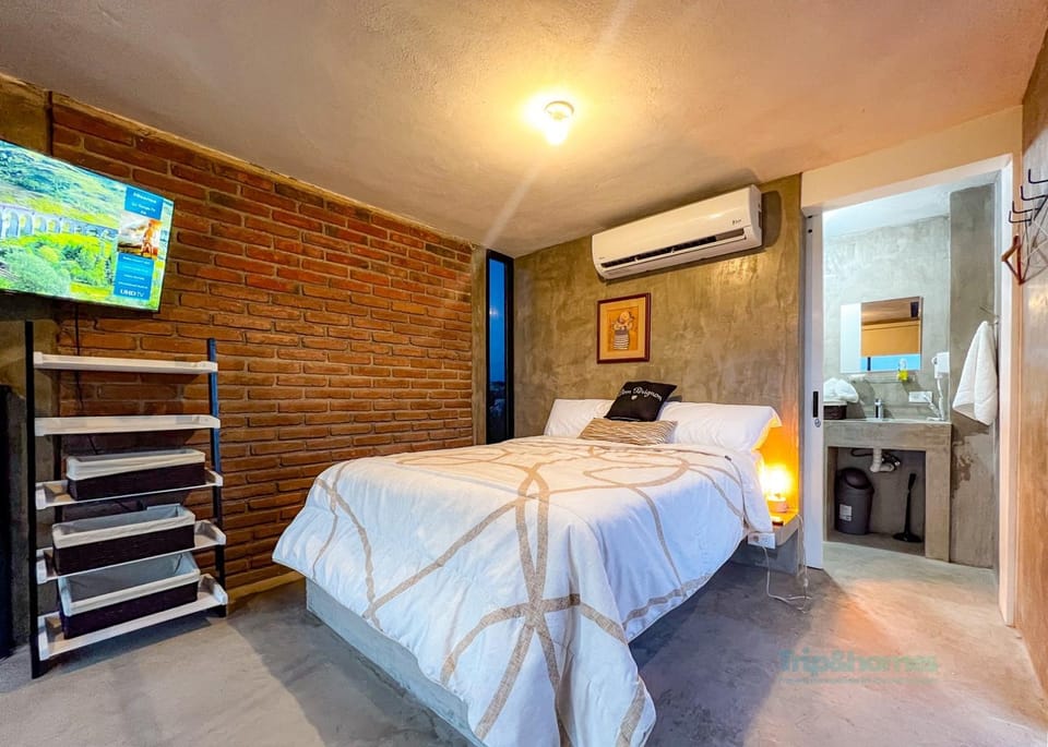 Bed, TV and multimedia, Photo of the whole room, Bedroom, hair dresser, air conditioner