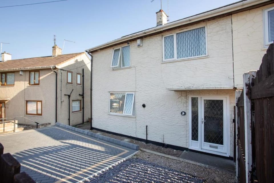 Rawmarsh House, Rotherham for contractors & Families, off-road parking, high speed wifi House in Borough of Barnsley