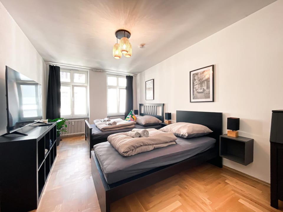 Bed, TV and multimedia, Bedroom, towels