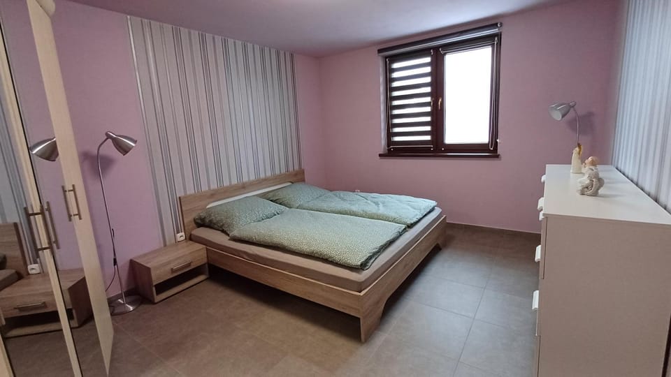 Photo of the whole room, Bedroom, towels