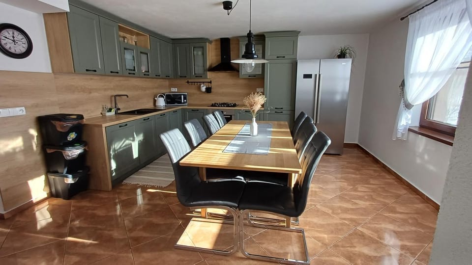 Kitchen or kitchenette, Dining area, dishwasher, minibar, pet friendly, stove