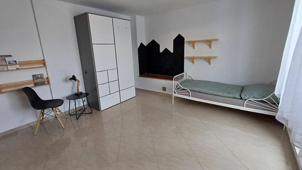 Photo of the whole room, Bedroom, wardrobe