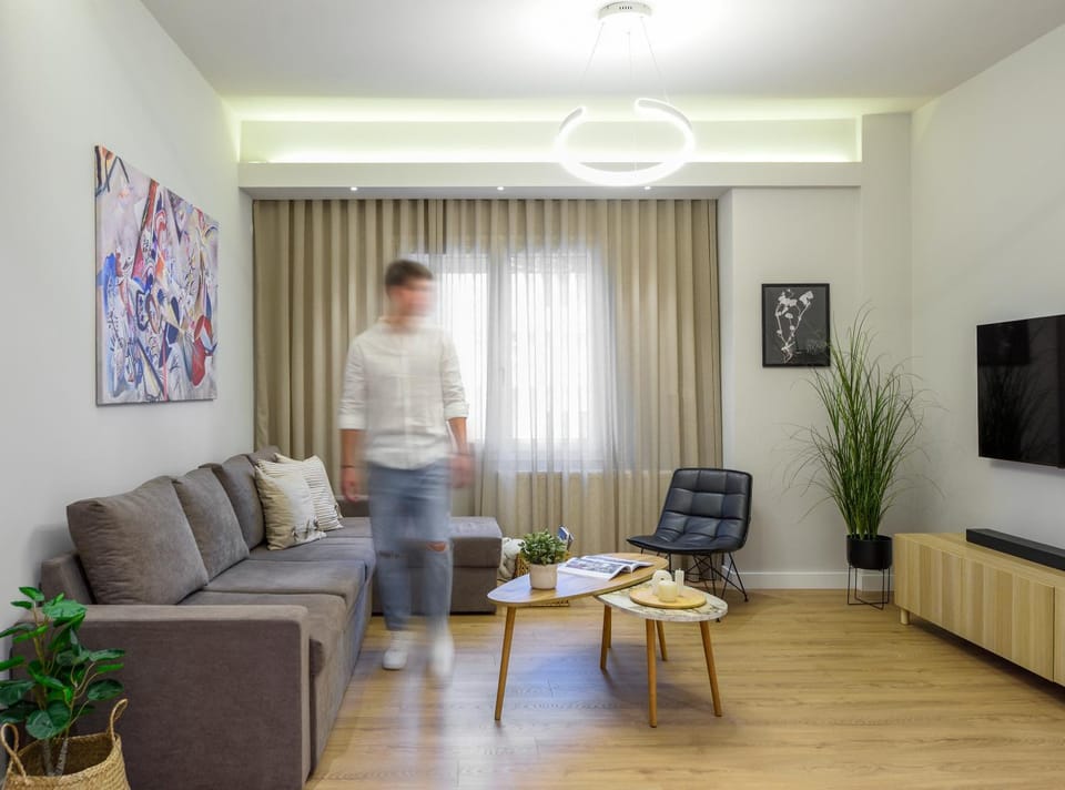 Communal lounge/ TV room, People, TV and multimedia, Living room, Seating area, Evening entertainment, group of guests