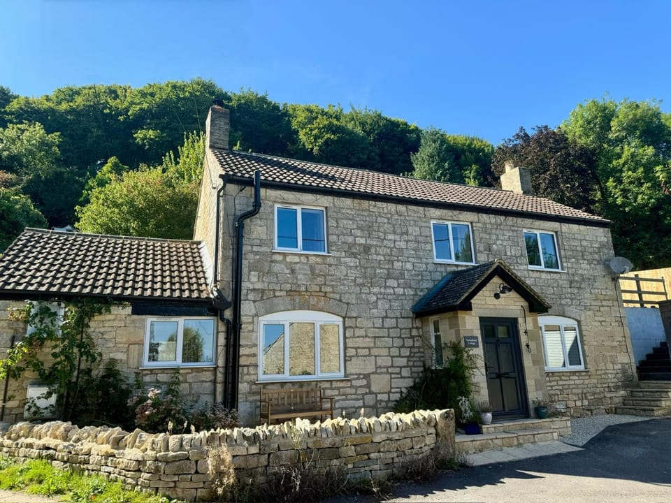 Springbank Cottage by MaisonPro House in Stroud