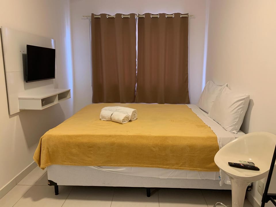 Bed, TV and multimedia, Photo of the whole room, Bedroom, towels