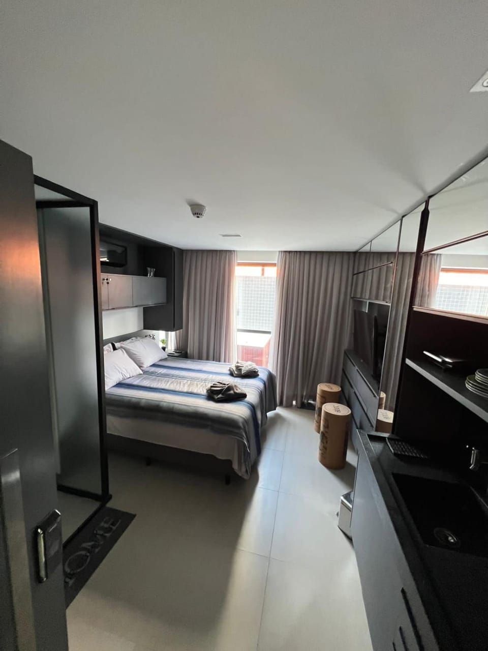 Bed, TV and multimedia, Kitchen or kitchenette, Photo of the whole room, Bedroom, hair dresser