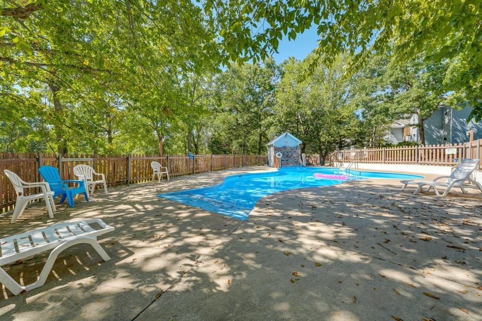 3 Mi to Silver Dollar City! Family Getaway with Pool House in Indian Point