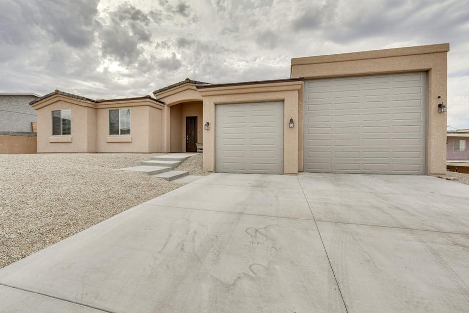 Hot Tub & Foosball Table: Lake Havasu City Home House in Lake Havasu City