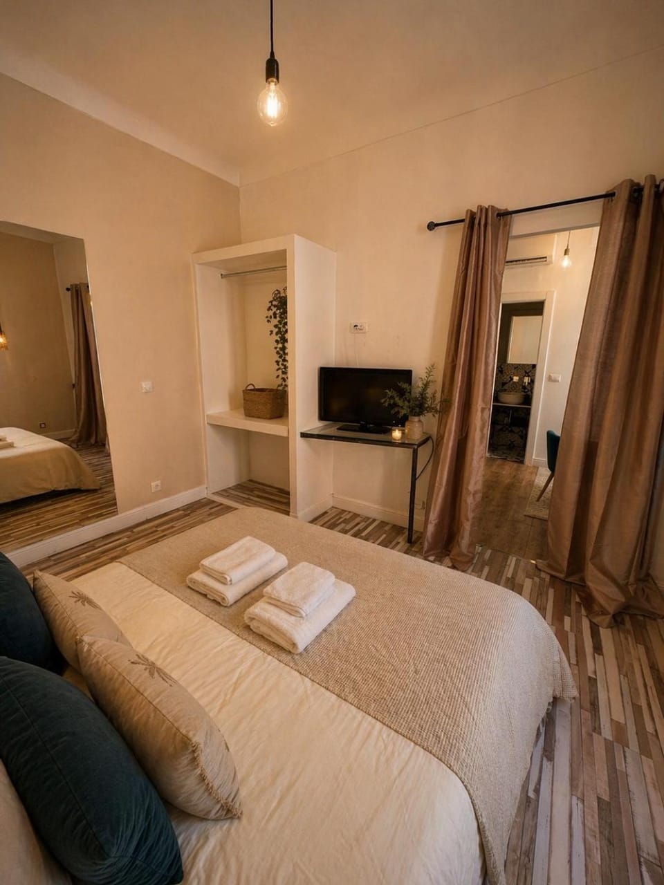 Bed, TV and multimedia, towels
