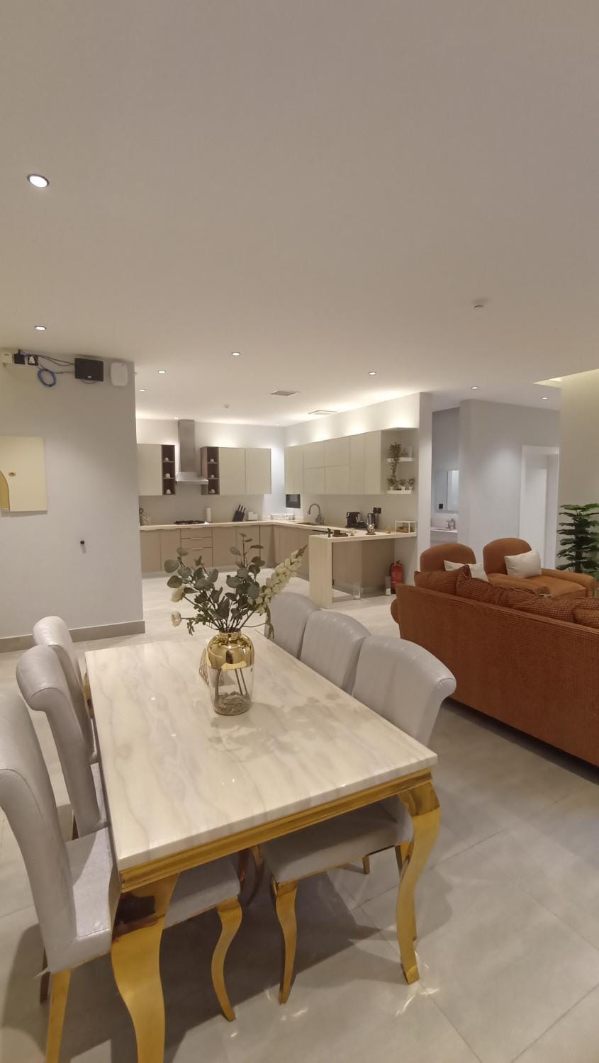 Kitchen or kitchenette, Living room, Seating area, Dining area