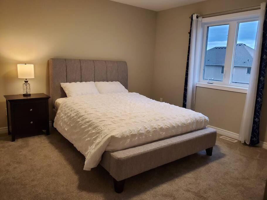 4 BD Family Retreat - Basement not Included House in Stratford