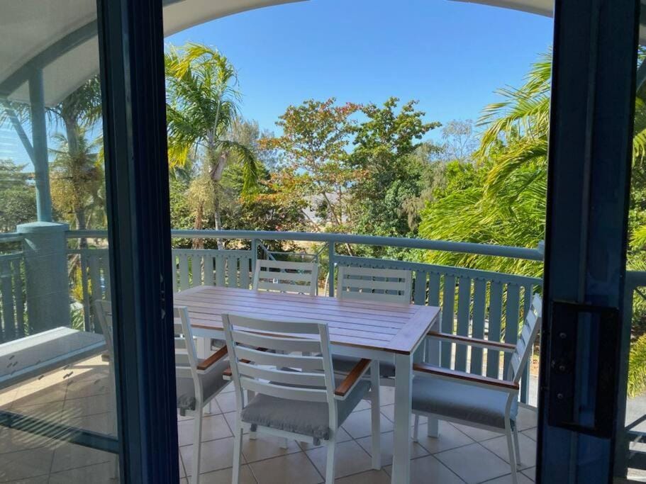 Stunning Beachfront Apartment Apartment in Cairns