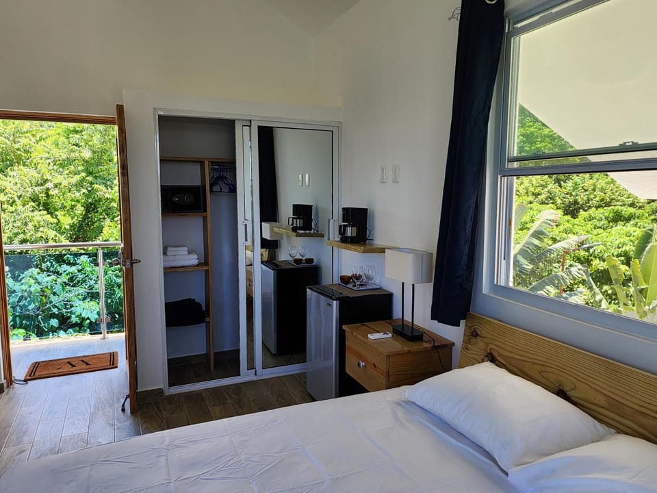 Bedroom, Garden view, oven