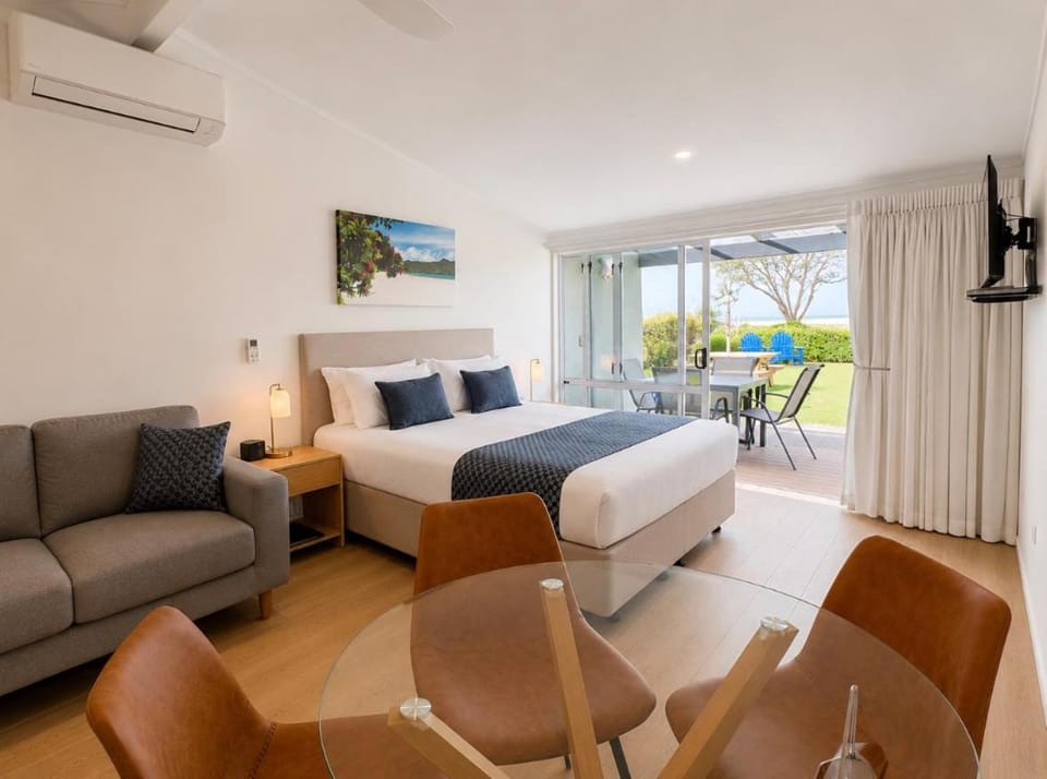 Bed, TV and multimedia, Living room, Seating area, Bedroom, Sea view, air conditioner