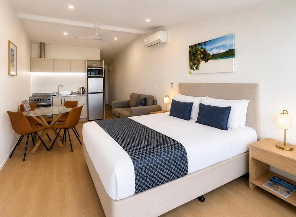 Bed, Kitchen or kitchenette, Living room, Photo of the whole room, Seating area, Dining area, Bedroom, oven, air conditioner