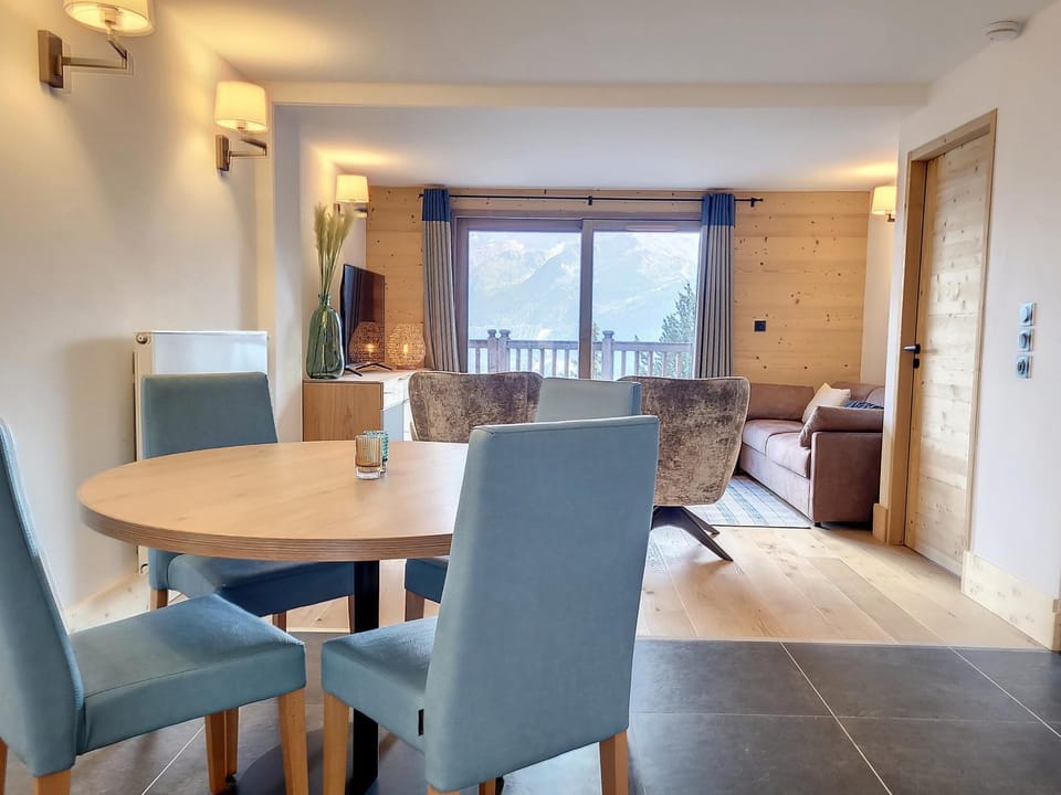 Appartement lumineux avec Spa, Billard et Parking inclus - FR-1-275-203 Apartment in Montvalezan