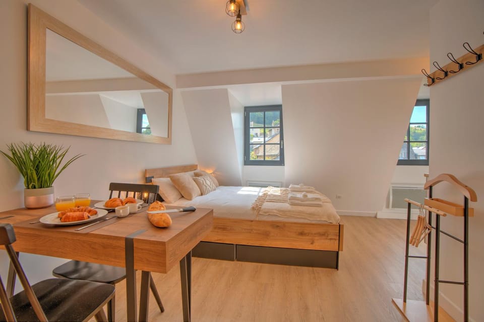 Bed, Photo of the whole room, Dining area, Bedroom, towels