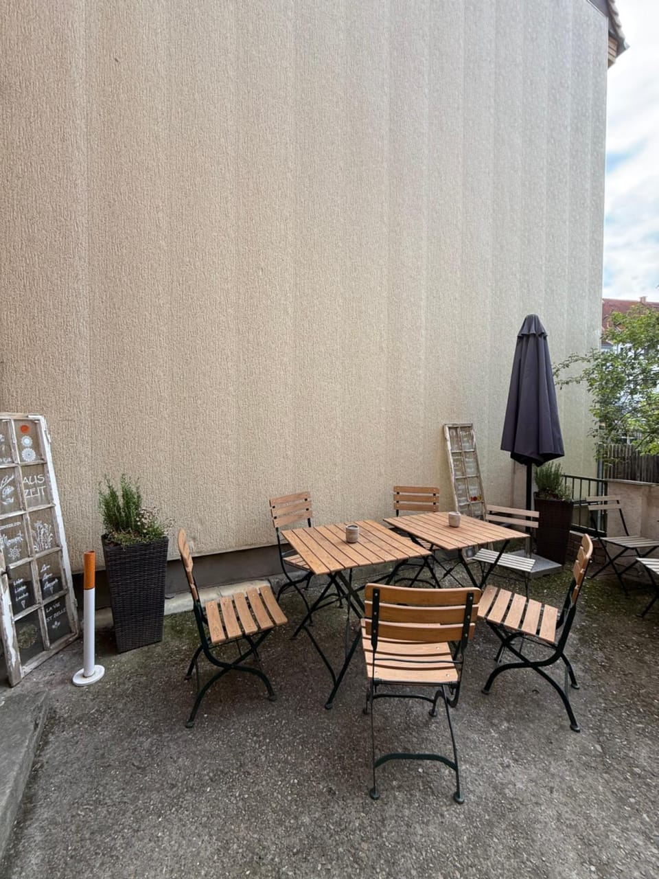 Für Gruppen und Familien - große Ferienwohnung Nähe Stadtpark, 4 Schlafzimmer, 2 Bäder, Terrasse, Parkplatz Apartment in Erfurt