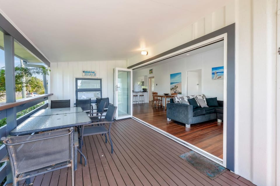 The Cottage 16 Clarke Street Bargara House in Bargara