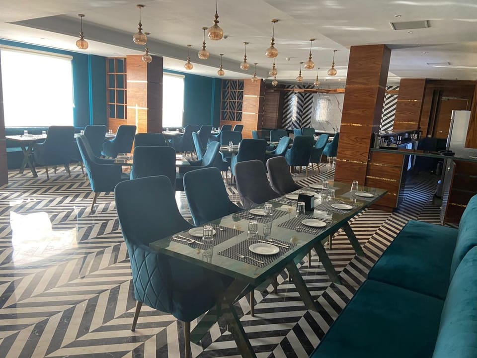 Restaurant/places to eat, Restaurant/places to eat, Lounge or bar, Banquet/Function facilities