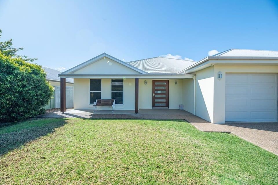 Parkside Getaway - Pool, Family Entertainer House in Dubbo